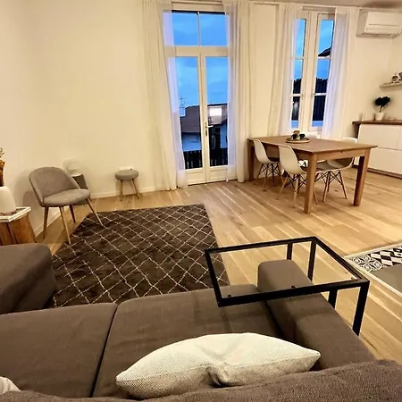 Modern Bright Flat With Outside Terrace Apartmán